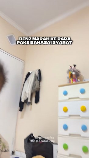 NOTE: Benz anak Dengar dia bisa bicara dan mendengar. Tapi ketika komunikasi sama mami dan papa benz selalu matiin suara. Mami dan papa Tuli, kami sehari2 pakai bahasa isyarat dan selalu matiin suara ketika ngobrol berdua. Benz jadi peniru ulung kami 😂 begini gambaran kami sehari2 ngobrol sama anak CODA (children of deaf adults) usia 2 tahun. Banyak momen yang mami simpan untuk dokumentasi ketika oben besar nanti 😁 #Codabenzema #codababy #nandavincent #fyp #pasangantuli | Nanda Afrieza