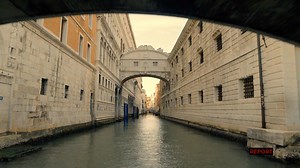 A Venezia, nella sede dell’OMS Europa, un gruppo di dieci ricercatori ha lavorato durante la pandemia a un dossier. Titolo: “Una sfida senza precedenti, la prima risposta dell’Italia al Covid”. Cento pagine. Viene pubblicato sul sito dell’OMS, ma dopo un solo giorno una manina lo fa sparire | Report