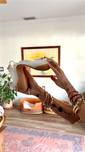 Valeria Hinojosa on Instagram: "(Español 👇🏽) Wearing barefoot shoes has been a quiet but powerful shift for my body. Less restriction, more awareness, more trust in how I move. @vivobarefoot has been supporting that natural movement in my life for years now! 🌿 If you’ve ever felt disconnected from your body when wearing shoes, this might be an invitation to try @vivobarefoot. They just launched their new Motus Strength 2 that has an upgraded version with a bio-based TPU heel clip to improve t