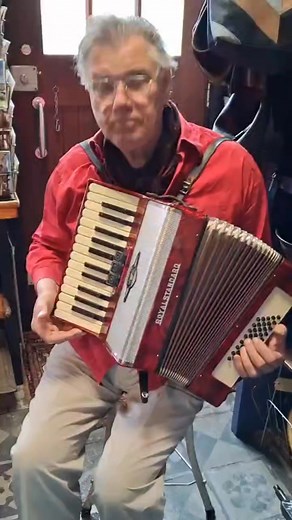 Bij Weltmeister in KLINGETHAL 'het klinkende dal' in de GDR gebouwde Royal Standard 40 bas 2 korig, clarinet/musette en 4 korige bas. leuke accorderdeon voor een eerlijke prijs, € 325, - | Arthur Wauters