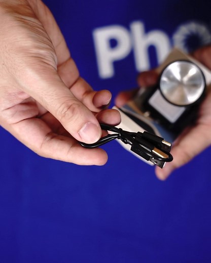 體積小巧 Mini A 閃光燈包裝，我們來看看盒子裡都有些什麼。 1. Mini A Flash 2. 手繩 3. USB-C 充電線 4. 說明書 Mini A : https://bit.ly/3WQfARN ------------------------------------------------- 有興趣可以在我們經銷商購買 Buylitgear : https://bit.ly/4oFxWRy 瑩記貿易 : https://bit.ly/3WRwLCu 天祥攝影器材 : https://bit.ly/48bx5SS #Phottix #Mini #openbox #Flash #LED | Phottix Hong Kong