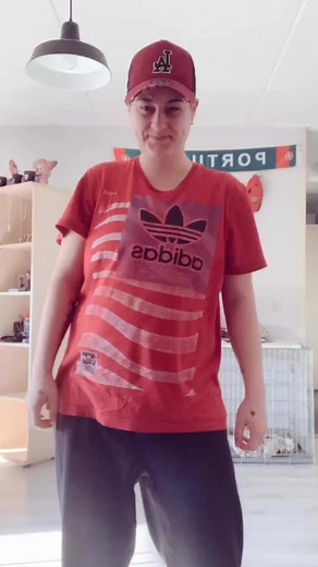 I had to do an English version 🤣 #fy #lesbiansensation #BornToGlow #itsshowtime #DealDropDance #movember #viral #humor #laugh