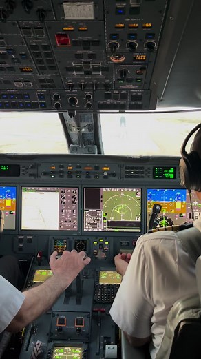 Actual landing of Gulfstream 450. Feel free to like and share. Thank you! #landing #gulfstream #actual #reels #fyp #reelsfb #reels2023 #trending #viral #reelsvideo #foryou #pilot #reelsinstagram | Mechanic O