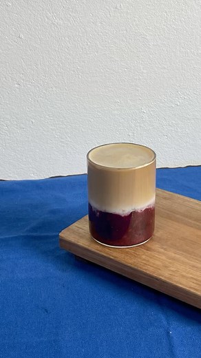 Blåbære-iskaffe Instruksjoner: 🫐 Bland blåbær, honning og vann i en kasserolle. Mos ingrediensene sammen. 🫐 La blandingen småkoke over middels varme i ca 5 minutter. 🫐 Sil de over i et glass. 🫐 Nyt over isbiter, melk og din favoritt-espresso! #kaffekapslen #kaffekapslen_no | KaffeK