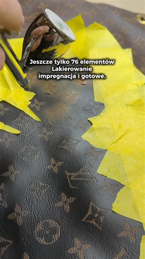 Sneakersspa on Instagram: "Renowacja torebek Louis Vuitton Warszawa stacjonarnie lub wysyłkowo cała Polska 🇵🇱 Każdy fragment tej torebki został indywidualnie zabezpieczony, przygotowany i polakierowany. Nie „psiknięty”. Nie poprawiony prowizorycznie. Tylko precyzyjnie odtworzony, element po elemencie. renowacja luksusowych torebek to proces, a nie szybka usługa. Dlatego pracujemy na maskowaniu, cieniowaniu, warstwowym lakierowaniu i końcowej impregnacji. Zakres prac: ✔️ renowacja przetarć i ub