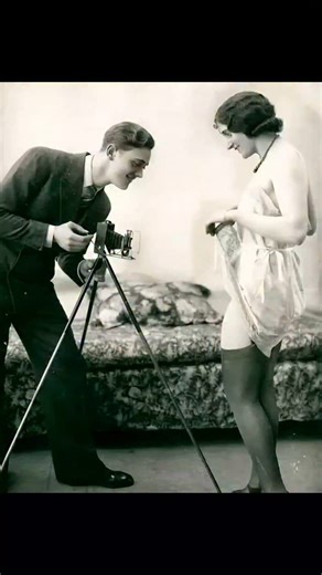 @ulasamazlar on Instagram: "Jacques Biederer, fotoğraf tarihinde erotik fotoğraflar konusunda uzmanlaşan ilk fotoğrafçılardan biriydi. Bu fotoğraf 1928 yılında Paris’te çekilmiştir. Moravya doğumlu (bugünkü Çek Cumhuriyeti) olan Jacques, 1908’de Paris’e taşındı. Kardeşi Charles, 1913’te ona fotoğrafçı olarak yardımcı olmak için yanına geldi. Stüdyoları Paris’te 33 boulevard du Temple adresinde bulunuyordu. Fotoğrafları Éditions Ostra adıyla yayımlandı ve 1920’ler ile 1930’lar boyunca sanatsal "n