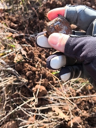 À l’époque romaine, la mesure du temps reposait sur des instruments ingénieux comme le cadran solaire et la clepsydre, bien avant l’invention des montres modernes. Le temps n’était pas découpé en minutes régulières, mais en heures variables selon la durée du jour et de la nuit. Ces outils reflétaient une civilisation où le temps suivait le rythme du soleil, des saisons et de la vie quotidienne. Et maintenant, on a des montres et on regarde nos poignées pour savoir l'heure, si notre corps va bien