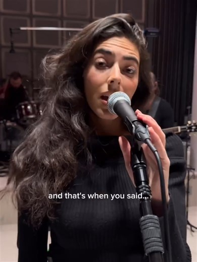 Vous ne verrez rien de plus beau aujourd'hui 💖 Izzy Escobar est une autrice-compositrice-interprète originaire du Massachusetts, dont la voix brute et émotive touche droit au cœur. Alliant sa passion et sa connaissance de la musique classique et du jazz à des mélodies pop accrocheuses, elle est cultivée, captivante, charmante, ouverte sur le monde et musicienne. Izzy Escobar est promise à un brillant avenir. Votre avis ?