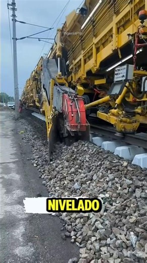La máquina que se come las vías viejas y crea una nueva en horas