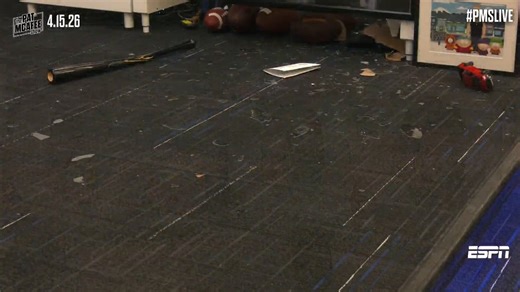 Cody Rhodes se ha colado en el estudio del show de Pat McAfee para recuperar el WWE Championship y ha reventado su cuadro con Randy Orton, con Pat llamándole "criminal" a Cody.Qué pena que Cody haya reventado el cuadro y no al puto pesado de MAGAfee.