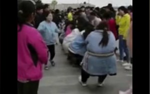 这样和绑在树上有什么区别？这拔河比赛还能好好玩耍吗… —搞笑GIF合辑！