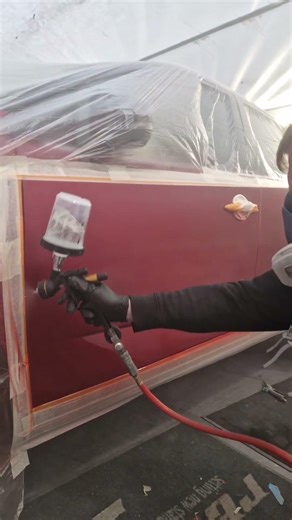 Applying clearcoat to protect the repair and give a lovely glossy finish✨ #howto #spraying #autobody