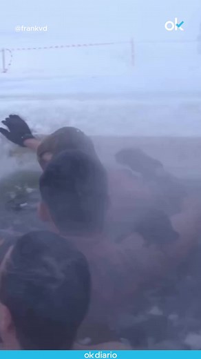 Reto extremo: zambullida en piscina helada en Siberia