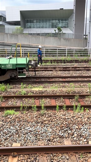 久しぶりに見たチキ(レール運搬専用の貨車)多分返却されてました。その黒崎駅でのED76との連結です #九州 #JR貨物 #ED76 #ed761022号機 #レール運搬 #黒崎駅