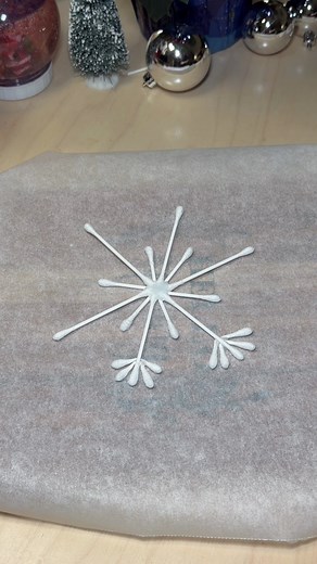 DIY❄️❄️❄️ A cotton-swab snowflake — fast, clean, and beautiful #lifehack #hack #useful #viralvideo #fyp #tip #idea #verysimple #diy #christmas #holliday #christmastree | Vitalia MomHack