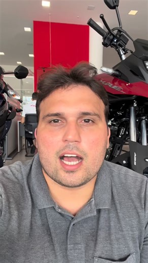 Kalleby | Especialista Honda on Instagram: "Bros 160 ou XRE 190? Qual das duas 2026 leva a melhor? 🤔🏍️ Se você achou que elas eram iguais porque agora ambas têm LED, USB-C e freio ABS, este vídeo é para você! A tecnologia empatou, mas o propósito é bem diferente. ✅ Bros 160: A rainha da economia e da agilidade urbana. ✅ XRE 190: O fôlego extra que você precisa para encarar ladeiras com garupa e ter aquela presença de moto maior. O segredo está no torque: são 1,66 kgf.m da XRE contra 1,45 kgf.m