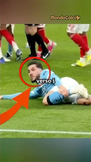 When Rayan Cherki becomes David Luiz and trolls Arsenal fans with a fake injury. 😳😰