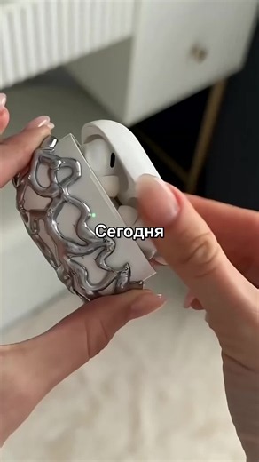 Пока слушаешь историю, лови 3 факта о нас, в которые трудно поверить (№3 выносит мозг): 🍌 Радиационный десерт: Обычные бананы слегка радиоактивны. В них столько калия, что если съесть 10 миллионов штук за один присест, можно получить смертельную дозу радиации. Но не переживай — твой желудок сдастся гораздо раньше. 🦈 Древнее деревьев: Акулы появились на Земле раньше, чем деревья. Первые акулы бороздили океаны около 400 миллионов лет назад, тогда как деревья «сообразили» вырасти только через 50 
