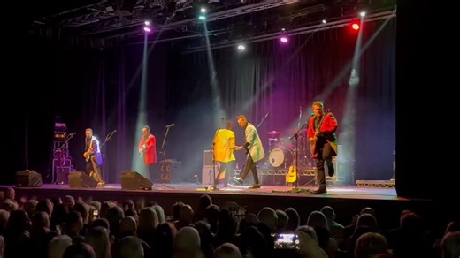 Showaddywaddy in the T.L.T - the crowd are loving it 🎸🕺 | Joe Gallagher Entertainments
