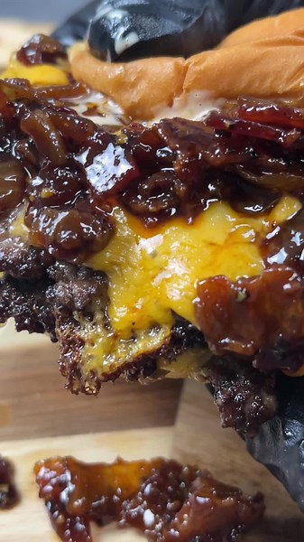 Triple Beef x Triple Cheese x Bacon Jam Das ist kein Burger… das ist Eskalation 🤯 Würdest du den packen? 👇🍔 #burger #foodporn #baconjam #bbq
