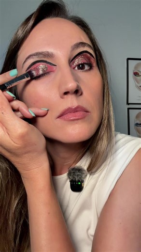 Graphic liner and glitter — a simple base transformed with detail. ✨ It’s all about placement, precision, and layering. Build the shape first, then add the sparkle to elevate the look. Small details can completely change the mood of an eye look. #graphiceyeliner #glittermakeup #eyemakeuptutorial #glitter #makeupartist
