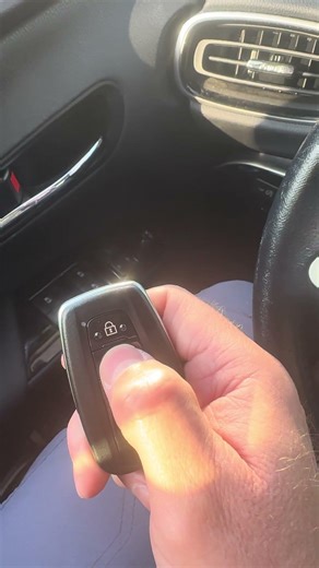 2018 Toyota Prius new fob non-instructional video #allockandkeyco #smartpro #locksmithlife ￼