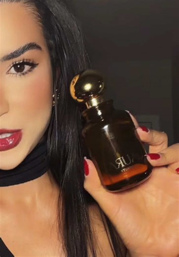 Respondendo a @ingrid.ornelas Fragrância envolvente e sofisticada que deixa rastro elegante ✨ O perfume Aura da @AURA Beauty é perfeito pra quem ama fragrância feminina marcante, com presença e aquele toque de elegância que chama atenção sem exagero! 🌟 fragrância sofisticada 🌟 presença marcante 🌟 ótima fixação 🌟 ideal pro dia ou noite Aquele perfume que transmite elegância e vira assinatura pessoal 🤍 link no carrinho 🛒 #perfumeaura #aurabeauty #perfumetok #perfumefeminino #tiktokshopbr153 