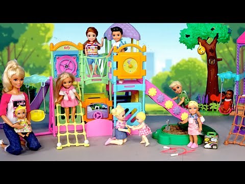 Familia Barbie y Ken Juegan en el Parque y la Piscina