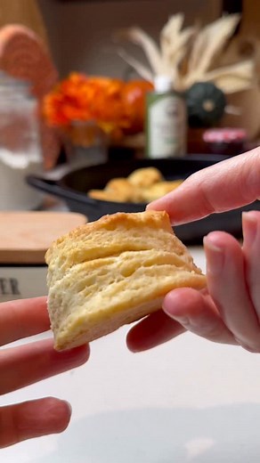 Simple buttermilk biscuit recipe: 2 cups all purpose flour 1 tbsp baking powder 1 cup of buttermilk 1 tbsp sugar 1/4 tsp salt 113 g very cold unsalted butter Full recipe coming soon.. . . . #biscuit #buttermybiscuit #buttermeupandcallmeabiscuit #buttermilkbiscuits #biscuits #biscuitlove #weekendvibes | Dainty bite