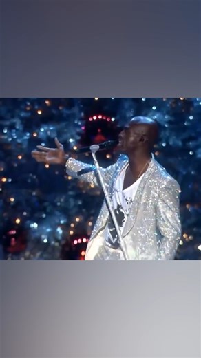 Seal performs live during the 2007 Victoria’s Secret Fashion Show. | Seal