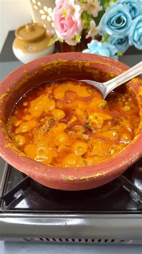 Supreet on Instagram: "Handi Matar Paneer Ingredients Paneer - 300 gm Boiled peas - 1 cup Bay leaves - 1 Cinnamon small piece Green cardamom- 4 Cumin - 1 tsp Salt Red chilli powder- 1 tsp Haldi - 1/2 tsp Coriander powder- 1 tsp Cashews- 10 Tomato -4 Ginger Garlic Green chillies Fresh coriander Fried onions - 1 cup Water as required Fresh cream - 1/4 cup Garam masala - 1/2 tsp Kasuri methi - 1 tsp Butter cube #chillyseedskitchen #reelsinstagram #foodphotographer #handimatarpaneer #matarpaneer"