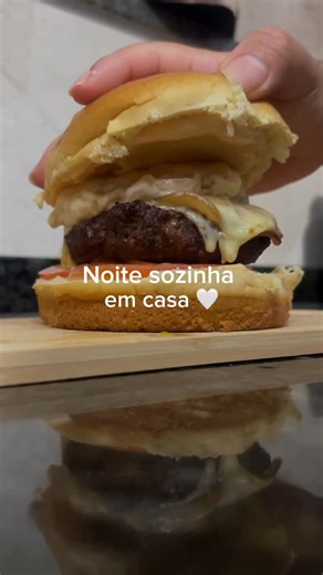 Letícia Santos | JOVEM CASADA on Instagram: "Maridão tava trabalhando, então aproveitei e fiz uma noite sozinha relaxante 🤍✨ #asmr #rotina #donadecasa #routine #vlog #satisfying"