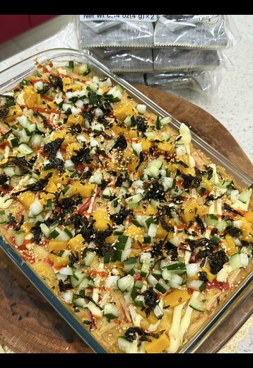 This is so good✨😮‍💨 California sushi bake: 3 cups cooked Japanese rice (or any short grain/sticky rice) 2 tbsp rice vinegar 1 tbsp white sugar 1/2 tsp salt 10-15 pcs crabstick 1 pc medium cucumber 2 pcs ripe mangoes 1 block cream cheese, room temperature 3/4 cup Japanese mayo 1 tsp wasabi paste 1 tbsp rice vinegar 1 tbsp soy sauce 1 tbsp sesame oil 2 tbsp sriracha (optional) Bake at 375F for 15-20 minutes. #sushibake #bakedsushi #easyrecipesb#foodtrend #viral #californiasushi #snackideas #euni