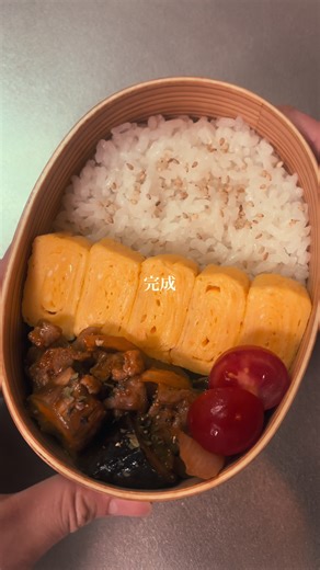 ＊ ＊ 今日のお弁当🍱 ⚪︎ナスと豚肉のケチャップ炒め ナス 1本 玉ねぎ 1/4個 豚肉 100g →ナスはカットして水にさらす。 フライパンに油をひいて、薄切りにした玉ねぎと 豚肉の小間切れ、水気を切ったナスを炒める。 全体に火が通ったら調味料を入れて炒める。 ・ケチャップ 大さじ1.5 ・中濃ソース 小さじ1 ・醤油 小さじ1 ・みりん 大さじ1 ・酒 大さじ1 --- 曲げわっぱ弁当を中心に料理を発信しています🌈 フォローしてもらえると嬉しいです🌷