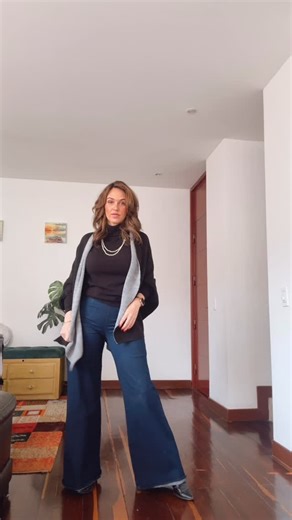 Estefania Turbay | Capas y Ropa Versátil, Atemporal y Cómoda on Instagram: "El tutorial más importante de todos! Cómo ponerte nuestro Abrigo Madison! Aprovecha y pide el tuyo con el 30% de descuento esta Navidad! Disponible en combinaciones ganadoras! 💃🏻 pide el tuyo con envío express en exclusiva en estefaniaturbay.com"