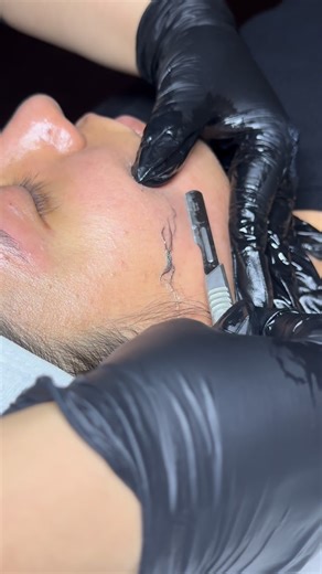 Nelly | Selma, CA 559 Facials, Brows & Waxing on Instagram: "We all have vellus hair (peach fuzz) on our face and when you apply makeup, it actually sits on top of that hair instead of directly on your smooth skin surface. Professional dermaplaning safely removes that buildup of dead skin + peach fuzz, revealing the smoother, brighter skin underneath. The result? • Flawless makeup application • Better product absorption • Instant glow + smoother texture ✨ Not recommended for active acne ✨ Perfec