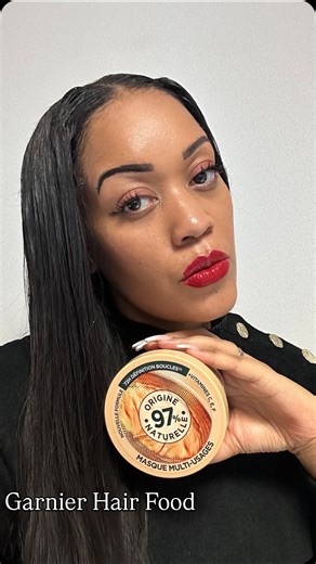 Floryse Nicolas on Instagram: "#partenariat_rémunéré avec @garnierfr Hello les poppies 👋✨ En ce moment, mes cheveux étaient vraiment fatigués. Entre le froid, la pollution et le rythme du quotidien, ils étaient secs, emmêlés et manquaient de définition. Ma solution, c’est le masque Garnier Fructis Hair Food Cacao 🍫💚. Il est ultra-nourrissant et sa nouvelle formule enrichie en vitamines C, E et F nourrit la fibre capillaire en profondeur. Je l’utilise surtout en soin sans rinçage quand mes che