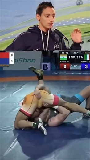 Fun_club on Instagram: "😂 日本は、🎭 💯 人々の「一歩一歩」を電力に変える革新的な技術を導入しています。 それが「圧電タイル（ピエゾエレクトリック・タイル）」です。 このタイルは、歩行者が踏むたびに生じる圧力と振動のエネルギーを吸収し、 その機械的な力を電気エネルギーに変換します。 内部に埋め込まれた圧電素子がわずかに変形することで、 微小な電流が発生します。 一歩一歩は小さな電力ですが、何百万もの歩行が重なれば、 LEDライト、デジタルディスプレイ、センサーなどを動かす 十分な電力が生み出されるのです。 東京・渋谷駅のような人通りの多い場所では、 1日に約240万歩がこのシステムに貢献しています。 この電力は蓄電または即時利用が可能で、 従来の電力供給への依存を減らし、 持続可能な都市インフラの発展を支えています。 日常の「歩く」という行為が、 未来の再生可能エネルギーを生み出す力に変わっているのです。⚡ #日本 #圧電タイル #ピエゾエレクトリック #歩行発電 #渋谷駅 再生可能エネルギー スマートシティ テクノロジー 革新 環境保護 未来への一歩