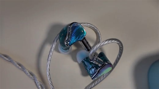 14Ω阻抗 100DB灵敏度，手机直推党的福音 佩戴EPZ P40时，得益于3D打印树脂腔体贴合耳廓，感觉轻盈且隔音良好，长时间听歌不易疲劳。声音方面，