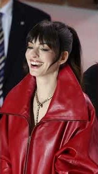 한국 타임스퀘어에서 듣는 앤 해서웨이 보이스 "악마는 프라다를 입는다 2" 레드카펫 ANNE HATHAWAY
