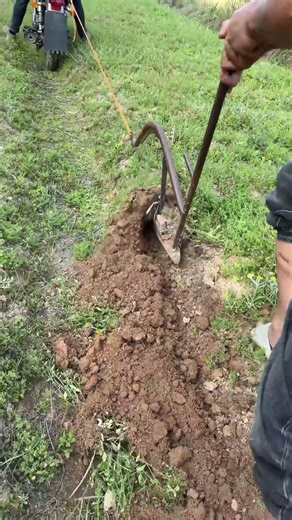 New farming method: motorcycle plowing, labor-saving and efficient?