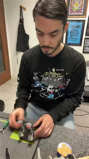 Soldering a Les Paul wiring harness with Push/Pull volumes #guitarrepair #guitartech #luthier