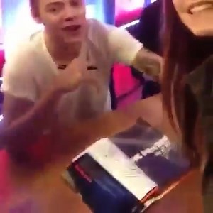 16K views · 948 reactions | Fan:"You,you're perfect! " Harry:"No!" *si alza per abbracciarla* Ma che aaaaw:3❤ -Robi; | One Dream, One Smile, One Band, One Direction | Facebook