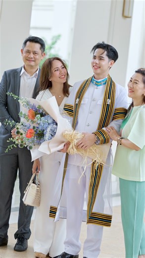 Melrose Bangkok ~ ร้านดอกไม้ on Instagram: "💐เมลโรสขอร่วมแสดงความยินดีกับบัณฑิตป้ายแดงทุกท่านนะคะ ขอให้อนาคตสดใสและเต็มไปด้วยความสำเร็จค่า 🎓Melrose extends heartfelt congratulations to all the newly graduated! Wishing you a bright future filled with success, remarkable achievements, and endless opportunities ahead! #graduation 🪴www.flowerbymelrose.net 🔗Link in Bio 📲Line@ melrose1991 #deliveryservice #available #minimal #congratulations #melrose #flower #florist #melroseflower #flowerbymelro