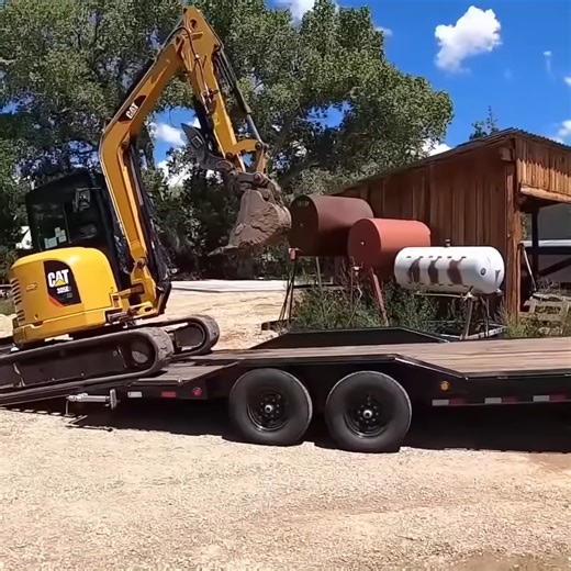85K views · 1.2K reactions | Stuck Trailer Can We Help Them Out! Part 1 #shortsreels #towtruck #trailer #mechaniclife #carrepair | Fab Rats | Facebook