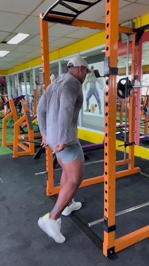 how to do squat pulse in smith machine #gymreels #reelsfitness #glutes #quads #legdie #legworkout #squatpulse | Rye Fitness