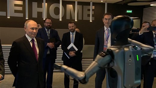 Vidéo. Accueilli par un robot danseur, Poutine annonce 38 nouveaux réacteurs nucléaires