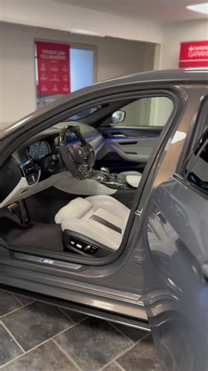 BMW M5 2018 i champagne – fullutrustad med keramiska bromsar
