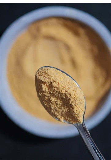 Geröstete Hefe. Klingt komisch, ist aber eine der stärksten Würzen, die ich kenne💥 Frische Hefe zerbröseln, im Ofen langsam rösten, bis sie richtig dunkel und trocken ist, dann fein mixen. In der Gastro nennen wir das Umami-Pulver: nussig, röstig, fast ein bisschen wie Parmesan oder Sojasauce🤌🏻 Eine Prise davon in Saucen, Dressings, Suppen oder über Gemüse, und alles schmeckt tiefer und runder. Gerade bei vegetarischen und veganen Gerichten ein echter Gamechanger, aber auch bei Fisch, Fleisch