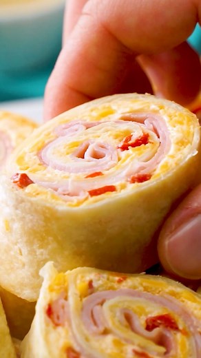 Ham and Pimento Cheese Pinwheels makes such an easy party food. #appetizers #pimentocheese #southernfood #partyfood | Spicy Southern Kitchen